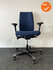 HAG bureaustoel Creed 6005 - Donkerblauwe stoffering - Frame Zwart - 3D Armleggers - Nieuwstaat