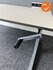 Ahrend Balance slingerverstelbaar bureau - met zilvergrijs onderstel - wit blad - 160x80 - Inclusief akoestisch scherm + Stekkerblok