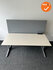 Ahrend Balance slingerverstelbaar bureau - met zilvergrijs onderstel - wit blad - 160x80 - Inclusief akoestisch scherm + Stekkerblok