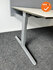 Ahrend Balance slingerverstelbaar bureau - met zilvergrijs onderstel - wit blad - 160x80 - Inclusief akoestisch scherm + Stekkerblok