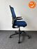 Ahrend 2020 verta bureaustoel - refurbished - blauwe stoffering - blauw netweave - inclusief lendesteun - medium rug - zwart voetkruis